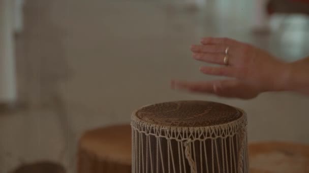 Las manos de las mujeres golpean los motivos musicales del bongo. Vídeo de estilo antiguo — Vídeos de Stock