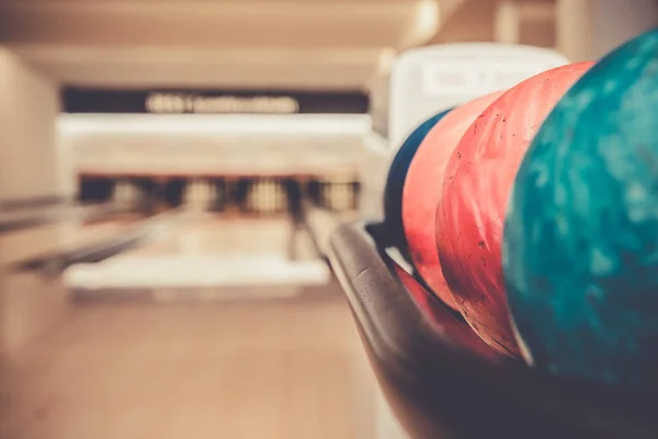 Bola bowling di pusat olahraga siap untuk bowling — Stok Foto