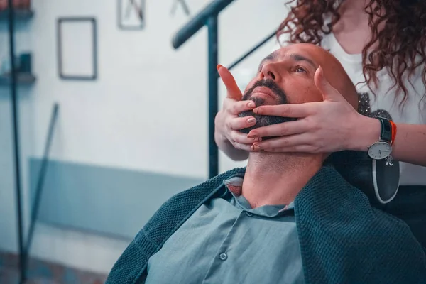 Un hombre en una peluquería para un tratamiento profesional pelo y barba — Foto de Stock