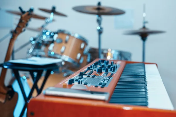 E-Piano beim Konzert mit der Band — Stockfoto