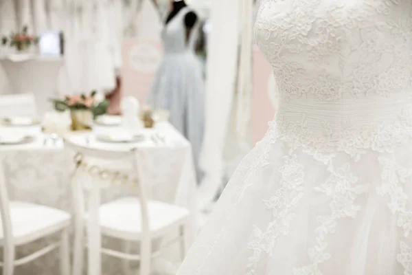 Esküvői ruha elszigetelt fehér whith dekoráció a háttérben — Stock Fotó