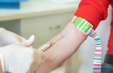 Genç kadın hastane laboratuarında kan toplama