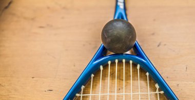 Top sahada squash squash raket ile yeni oyun oynamaya hazır