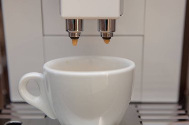 kahve makinesi kahve çekirdeklerinden beyaz bir bardağa espresso yapar. Büyük bir tat ile taze zemin kahve aroma