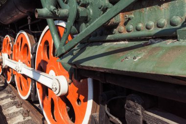 Tarihsel tren istasyondan uzak bir şehre uzun bir yolculuğa yolcu taşımak için yola