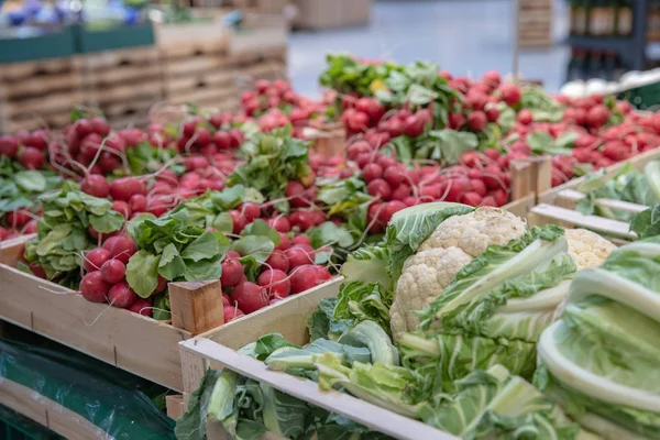Verduras frescas en los estantes de los supermercados y en los mercados de cajas de los agricultores. puesto a la venta — Foto de Stock