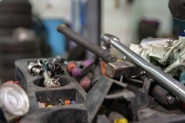 Tamir ve tamirhanede araba kontrol edin. Deneyimli bir teknisyen arabanın hatalı kısmını onarır. Lastikleri değiştiriyorum.