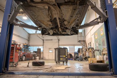 Tamir ve tamirhanede araba kontrol edin. Deneyimli bir teknisyen arabanın hatalı kısmını onarır. Lastikleri değiştiriyorum.