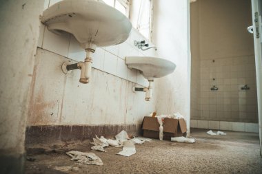 Terk edilmiş psikiyatri hastanesi binasında eski kirli tuvalet. sosyal tesislerde kir ve düzensizlik