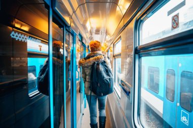 Trenle seyahat eden insanlar. Bir vagon ve coupe ile sürüyorlar. Çalışıyorum, saygı duyuyorum, içecekler alıyorum, müzik dinliyorum. durakta bekleyen tren