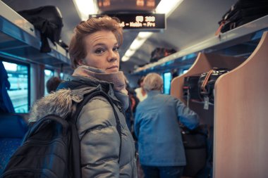 Trenle seyahat eden insanlar. Bir vagon ve coupe ile sürüyorlar. Çalışıyorum, saygı duyuyorum, içecekler alıyorum, müzik dinliyorum. durakta bekleyen tren