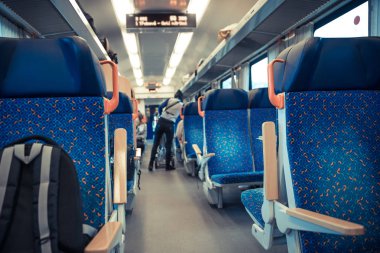 Trenle seyahat eden insanlar. Bir vagon ve coupe ile sürüyorlar. Çalışıyorum, saygı duyuyorum, içecekler alıyorum, müzik dinliyorum. durakta bekleyen tren