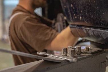 Tamir ve tamirhanede araba kontrol edin. Deneyimli bir teknisyen arabanın hatalı kısmını onarır. Lastikleri değiştiriyorum.