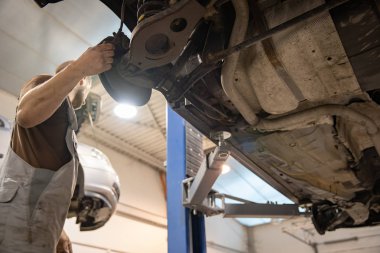 Tamir ve tamirhanede araba kontrol edin. Deneyimli bir teknisyen arabanın hatalı kısmını onarır. Lastikleri değiştiriyorum.