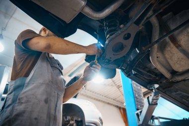 Tamir ve tamirhanede araba kontrol edin. Deneyimli bir teknisyen arabanın hatalı kısmını onarır. Lastikleri değiştiriyorum.