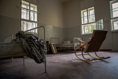 Kötü hasta durumu olan eski bir klinik. İhmal hijyen, saha koşulları