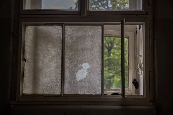 An old clinic with poor patient conditions. Neglected hygiene, field conditions — Stock Photo, Image