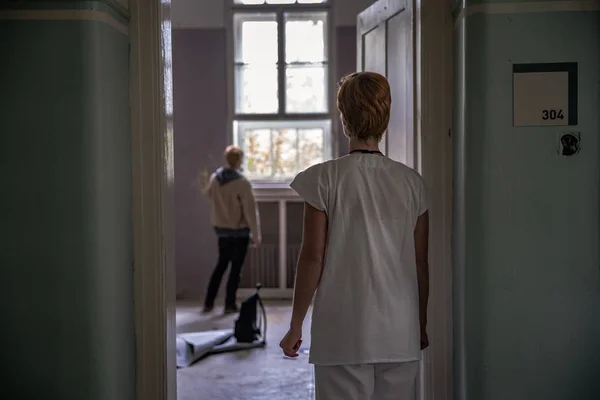Antigua clínica psiquiátrica abandonada para enfermos mentales. Hornos y ayuda a los enfermos — Foto de Stock