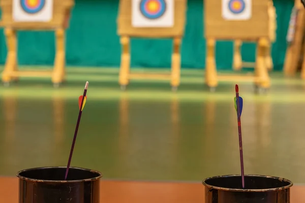 Panahan di aula olahraga. Kompetisi untuk tembakan terbaik panah ke target — Stok Foto