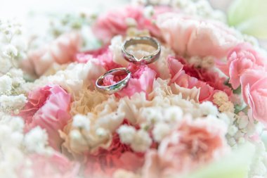 Düğünde çiçek süslemesi. Gelin ve tanığın düğün buketi. Çiçekler üzerinde Altın alyans