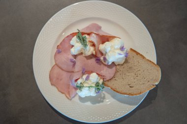 Düğün masasında öğle yemeği menüsü. Kutlama şenlikli bir an için hazır.