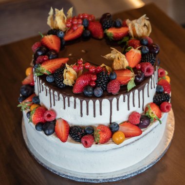 Şenlikli günde yeni evliler için Ovocny düğün pastası