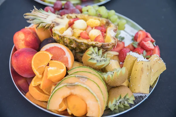 Питание для дня рождения, свадьбы, мероприятия. Мясо-гриль, кукуруза, бургер, колбаса, подсолнух, овощи. Фруктовые блюда, десерт, салаты, паста, сладости — стоковое фото