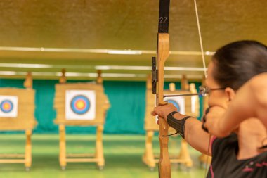 Okçuluk bir spor disiplini olarak salonda ve doğada çalıştırın. En iyi atış için rekabet hedeflere bir ok