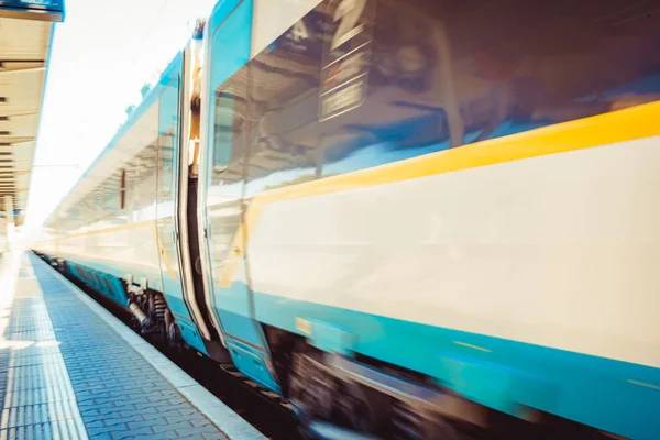 Tren de alta velocidadtren internacional de alta velocidad sale de la plataforma en la estación de tren. Viaje en tren rápido y conveniente — Foto de Stock