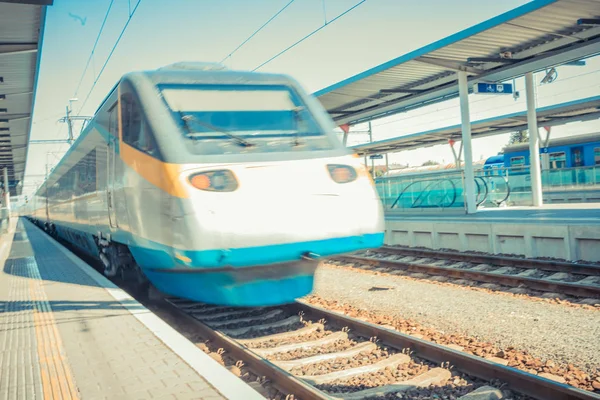 Tren de alta velocidadtren internacional de alta velocidad sale de la plataforma en la estación de tren. Viaje en tren rápido y conveniente — Foto de Stock