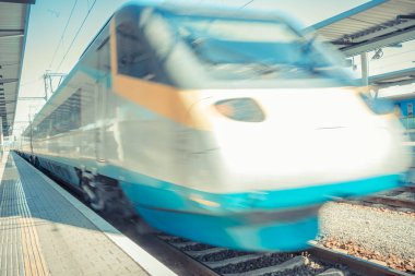 yüksek hızlı tren uluslararası yüksek hızlı tren tren istasyonunda platform bırakır. Hızlı ve rahat tren yolculuğu