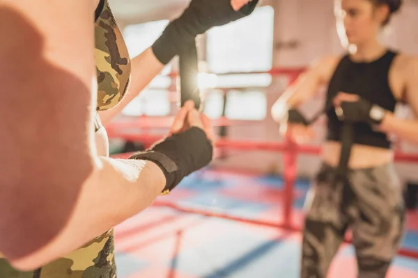 Hermosa mujer, luchadora mma en el gimnasio durante el entrenamiento. Preparándose para un partido en jaula dura — Foto de Stock