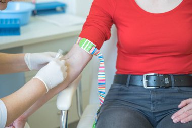 Kan alma için hastanede yatan kadın. Laboratuvarda hastalık için kan testleri