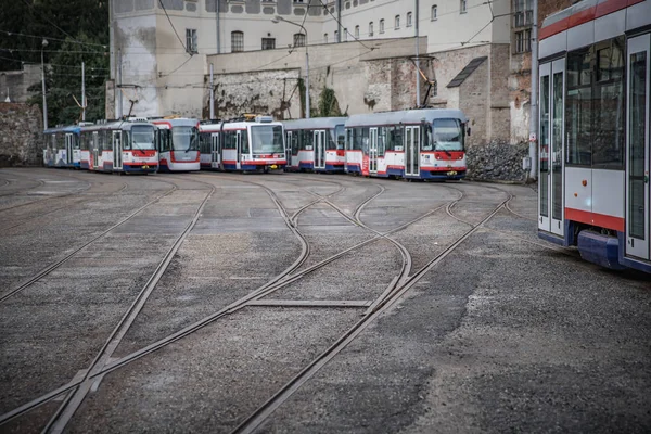 El depósito de tranvías en la ciudad para aparcar y un servicio de tranvía — Foto de Stock