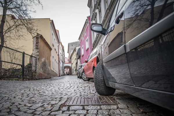 유럽에서 큰 도시의 거리에 주차 된 자동차 — 스톡 사진