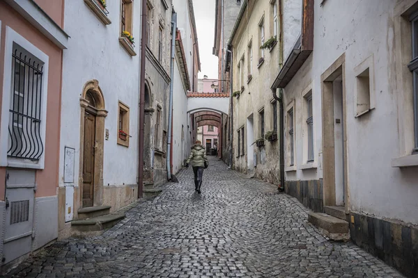 Γυναίκα που περπατάει με μικρούς Perast δρόμους στην παλιά πόλη το φθινόπωρο — Φωτογραφία Αρχείου