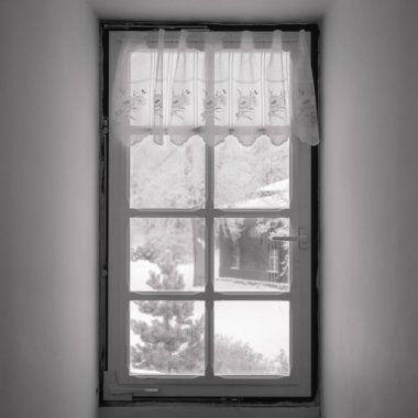 Odada kışın soğuk mozaik kaplı pencere. Cam üzerinde Frost desenleri