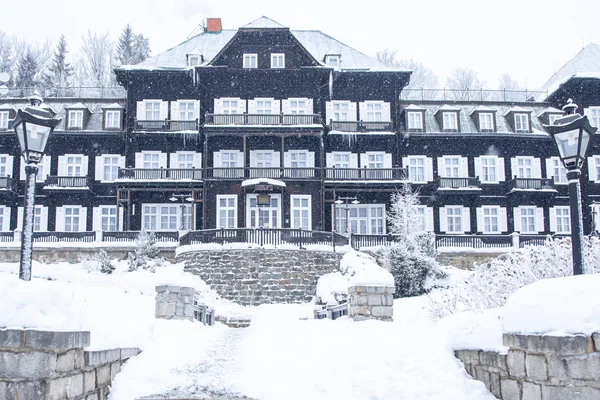 Edificios en la ciudad balneario, destinados al descanso, en invierno. Bienestar, hotel, relajarse — Foto de Stock