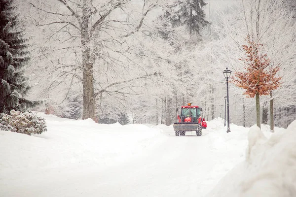 Tractor limpia el camino de la nieve en el invierno —  Fotos de Stock