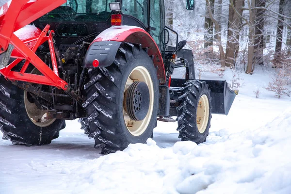 Traktör kışın karda yol temizler — Stok fotoğraf