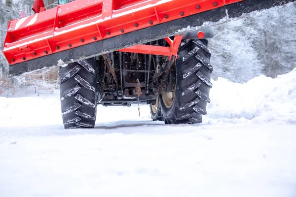 A traktor télen is tisztítja az utat a hótól — Stock Fotó