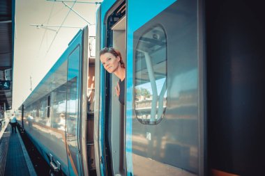 ulaşım hakkında iş toplantısında hızlı tren ile seyahat bagaj ile işadamı