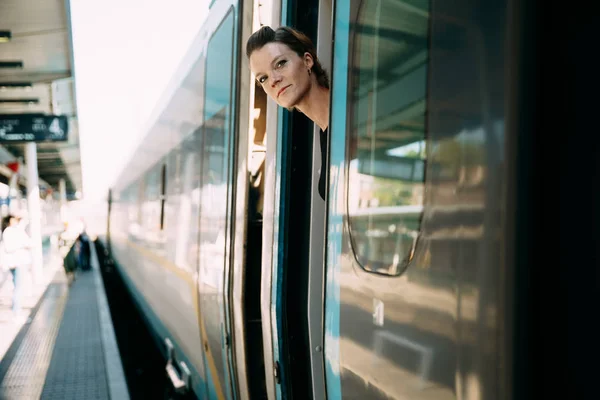 Hombre de negocios con equipaje viajando en tren de velocidad en la reunión de negocios sobre el transporte — Foto de Stock
