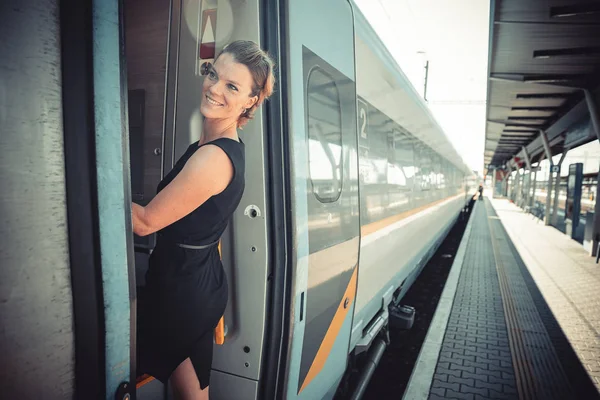 Hombre de negocios con equipaje viajando en tren de velocidad en la reunión de negocios sobre el transporte — Foto de Stock