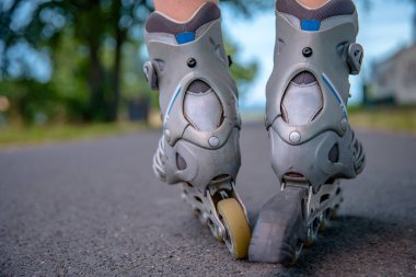 şehir dışında Freestyle yarışları asfalt iz üzerinde eylem paten