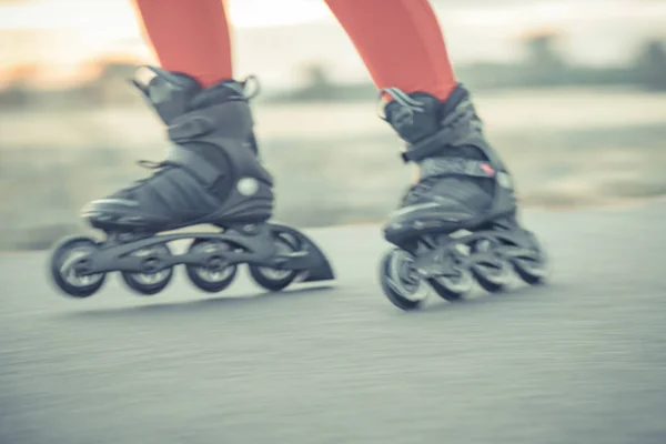 Inlineskates in Aktion auf dem Asphaltweg bei Freestyle-Rennen außerhalb der Stadt — Stockfoto