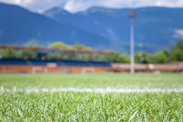 Campo di calcio pronto a giocare. talee erba, irrigazione lancio. in estate — Foto Stock