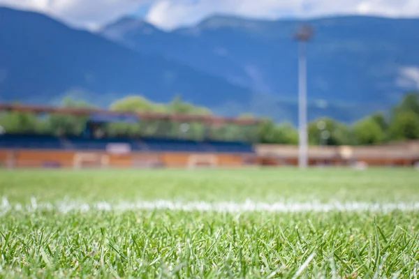 Terrain de football prêt à jouer. boutures d'herbe, irrigation de lancement. en été — Photo