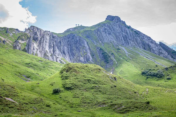 Paisagem de montanha no verão nos Alpes. para relaxamento e turismo com a possibilidade de ver vacas nos prados — Fotografia de Stock