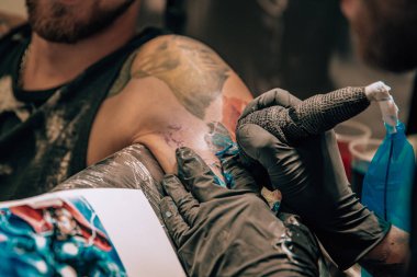 salonda renkli dövmeler üretimi, cilt üzerinde iğne